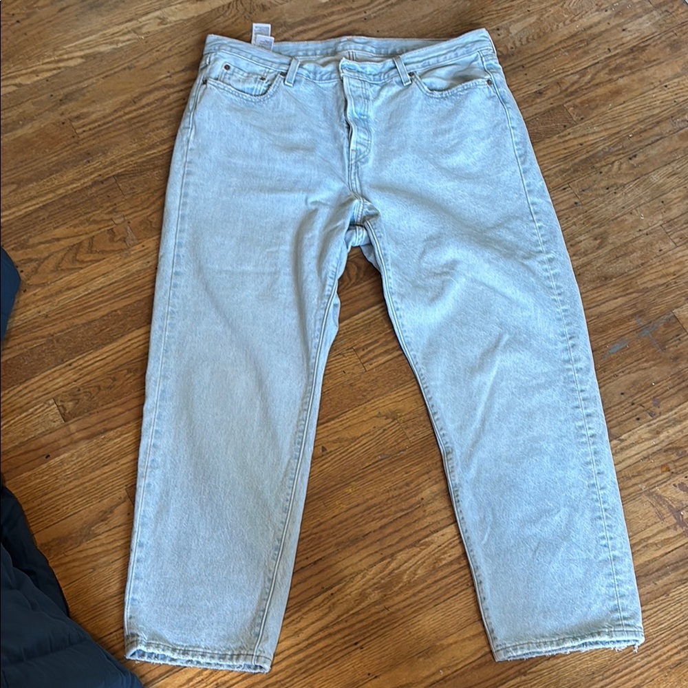 Women’s Levi’s 501 Light wash denim Jeans size 16w.